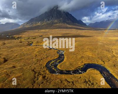 Luce del mattino, atmosfera nuvolosa, fiume, brughiera, paesaggio montano, vista aerea, arcobaleno, autunno, vista di Buachaille Etive Mor, Glencoe, Highlands scozzesi Foto Stock