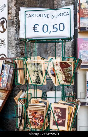 Napoli Italia, Centro storico, Piazza Dante, mercato del Libro di Port'Alba, cartoline d'epoca, cartoline d'epoca, cartoline d'epoca, venditori ambulanti Foto Stock