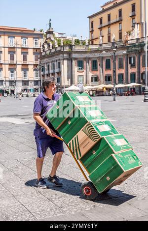 Napoli Napoli Centro storico Piazza Dante consegna operaio trasporto scatole camion a mano, commercio locale, storico Foto Stock
