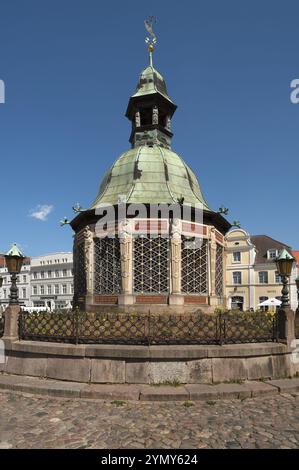 Wismar Waterworks, costruito tra il 1579 e il 1602, in stile rinascimentale olandese, Market Square, Wismar, Meclemburgo-Pomerania occidentale, Germania, Europa Foto Stock