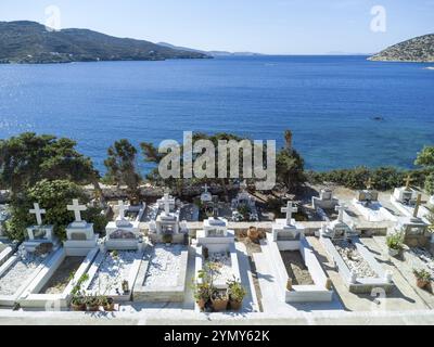 Il piccolo cimitero di Katapola, Amorgos, Cicladi, Grecia, situato direttamente sul mare, in Europa Foto Stock