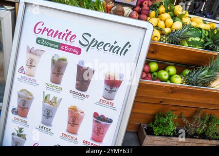 Napoli Italia, Centro storico, Piazza Dante, frutta fresca e frutti tropicali, pubblicità su cartelloni di granito speciali Don Foto Stock