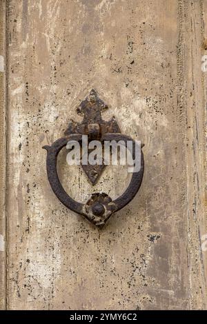 Porta bussata su un vecchio cancello di legno, Galatina, Puglia, Italia, Europa Foto Stock