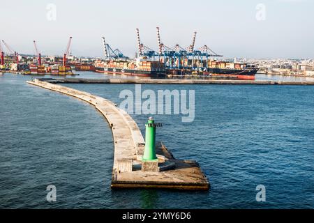 Napoli Italia, Porto di Napoli, Porto di Napoli, Baia di Napoli, Mar Tirreno, Molo verde Faro di San Vincenzo, Molo Molo, Molo di San Vincenzo, navigatori marittimi Foto Stock