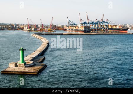 Napoli Italia, Porto di Napoli, Porto di Napoli, Baia di Napoli, Mar Tirreno, Molo verde Faro di San Vincenzo, Molo Molo, Molo di San Vincenzo, navigatori marittimi Foto Stock