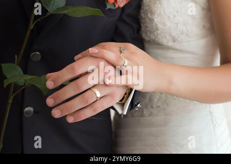 Mani di sposi novelli con anelli di nozze Foto Stock