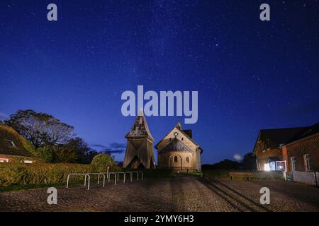 Chiesa Vecchia di San Salvatore di notte, cielo stellato, Klostermitteldeich, Pellworm Island, Schleswig-Holstein Wadden Sea National Park, Frisia settentrionale, Germania Foto Stock