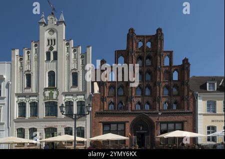 Edifici storici sulla piazza del mercato, casa in stile Art Nouveau sulla sinistra, Old Swede sulla destra, la più antica casa cittadina di Wismar risalente al 1380, ora un i Foto Stock