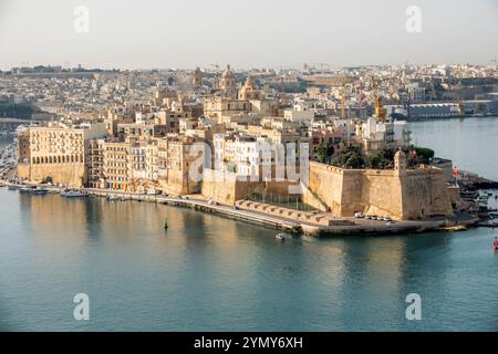 La Valletta Malta, il porto di Grand Harbour, il mar Ionio, la vista sui giardini di Barrakka, tre città, Birgu Vittoriosa, il forte storico di Sant'Angelo Foto Stock