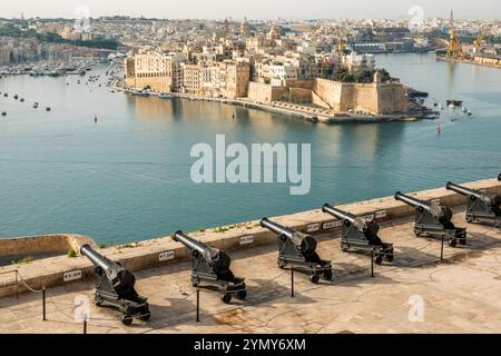 La Valletta Malta, il porto di Grand Harbour, il mar Ionio, la vista dei giardini di Upper Barrakka, il Bastione di Fort Lascaris, la batteria salutista, i cannoni restaurati, tre Foto Stock