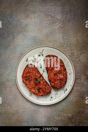 Panini, pane di segale con caviale di melanzane, colazione, vista dall'alto, niente persone Foto Stock