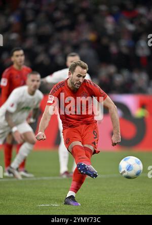 Rigore, calcio di rigore azione azione possibilità di gol Harry Kane FC Bayern Monaco FCB (09) Allianz Arena, Monaco, Baviera, Germania, Europa Foto Stock