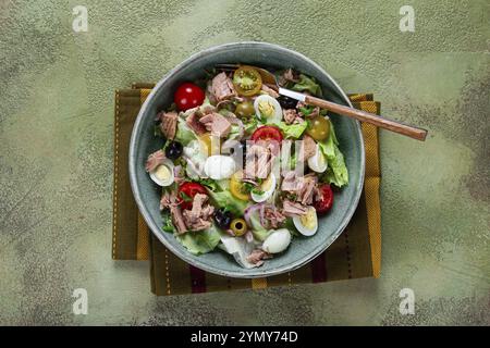 Insalata con tonno in scatola, insalata di verdure con uova di quaglia, lattuga, cipolla rossa, pomodori ciliegini, olive, cibo keto, cibo sano, fatto in casa, nessuna gente Foto Stock