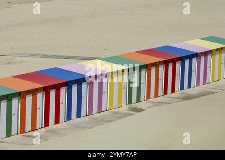 Cabine colorate sulla spiaggia Foto Stock