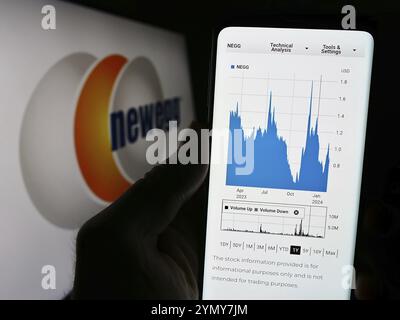 Stoccarda, Germania, 02-24-2024: Persona che detiene il cellulare con il sito web della società statunitense di vendita al dettaglio di computer Newegg Commerce Inc. Davanti al logo. Concentratevi su ce Foto Stock