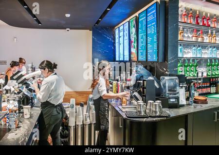 La Valletta Malta, Republic Street, Starbucks Coffee, caffetteria, interno, bancone con baristi, donna donna che lavora, caffè arabica Foto Stock
