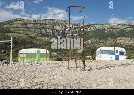 Spiaggia con torre di costruzione del soccorritore e campeggio a Buljarica, Montenegro. Scena rurale. Foto Stock