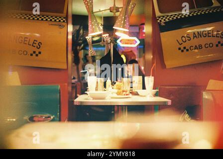 Il retro Diner Booth offre piatti nostalgici e decorazioni a tema tassimistico Foto Stock