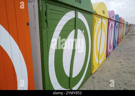 Cabine colorate sulla spiaggia Foto Stock