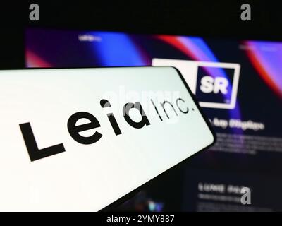 Stoccarda, Germania, 03-12-2024: Telefono cellulare con logo della società americana di visualizzazione 3D Leia Inc. Davanti al sito Web aziendale. Concentrati al centro-sinistra di Foto Stock