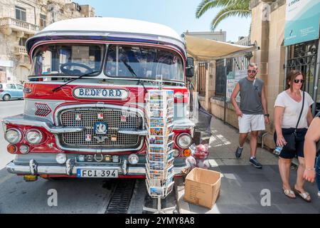 Valletta, Malta, Xatt Lascaris Wharf, autobus vintage Bedford classico, negozio di souvenir mobile, stand da cartolina, attrazione turistica, veicolo retrò, venditore ambulante, uomo Foto Stock