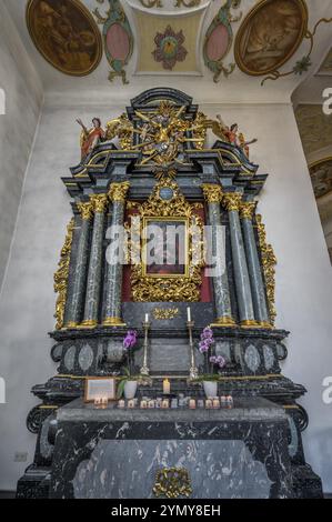 Altare laterale con candele sacrificali, ex chiesa collegiata di San Pietro, chiesa parrocchiale cattolica romana, lago di Bad Forest, alta Svevia, Baden-Wuertt Foto Stock