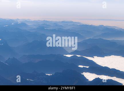 Vista delle montagne ondulate dall'alto delle nuvole Foto Stock