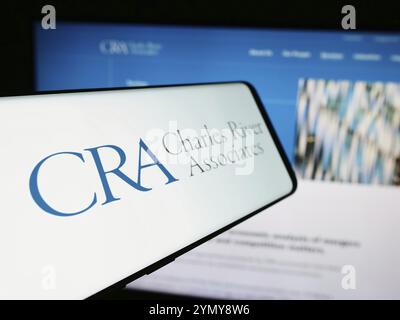 Stoccarda, Germania, 07-06-2024: Smartphone con logo della società statunitense CRA International Inc. (Charles River Associates) davanti al sito Web. Concentrati sulla lef Foto Stock