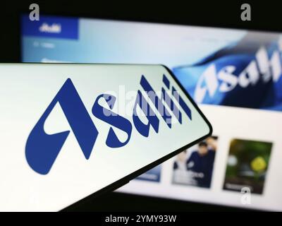 Stoccarda, Germania, 03-18-2024: Smartphone con logo della società giapponese Asahi Group Holdings Ltd. Di fronte al sito Web aziendale. Concentrati sul cent Foto Stock