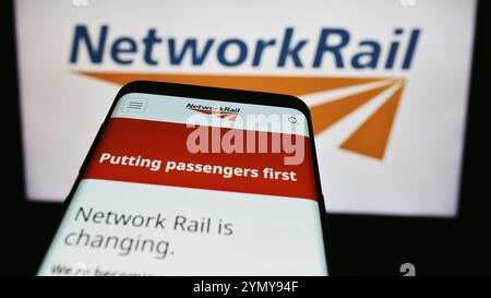 Stoccarda, Germania, 03-27-2024: Telefono cellulare con sito web della società di infrastrutture ferroviarie Network Rail Limited davanti al logo aziendale. Concentrati su t Foto Stock