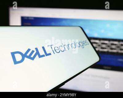 Stoccarda, Germania, 03-13-2024: Cellulare con logo della società tecnologica americana Dell Technologies Inc. Davanti al sito Web aziendale. Concentrati sul cente Foto Stock