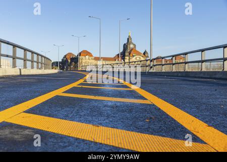 Crollo parziale del Ponte di Carola. Su una lunghezza di circa 100 metri, la sezione su cui corrono normalmente i tram è crollata nell'Elba. TH Foto Stock