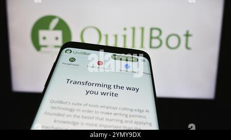 Stoccarda, Germania, 03-12-2024: Smartphone con pagina web della società statunitense di scrittura di intelligenza artificiale QuillBot davanti al logo aziendale. Concentrati sull'inizio Foto Stock