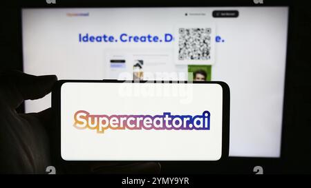 Stoccarda, Germania, 03-08-2024: Persona che detiene un cellulare con il logo della società statunitense di app video per l'intelligenza artificiale Supercreator davanti alla pagina web. F Foto Stock