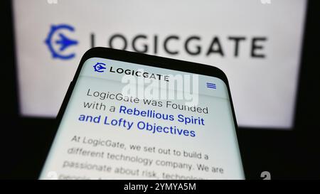 Stuttgart, Germania, 04-05-2024: Smartphone con sito web di LogicGate Inc. Di fronte al logo aziendale. Concentrati su a. Foto Stock