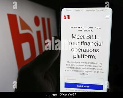 Stoccarda, Germania, 04-18-2024: Persona che detiene il cellulare con pagina web della società americana di software finanziari BILL Holdings Inc. Davanti al logo. Concentratevi su c Foto Stock