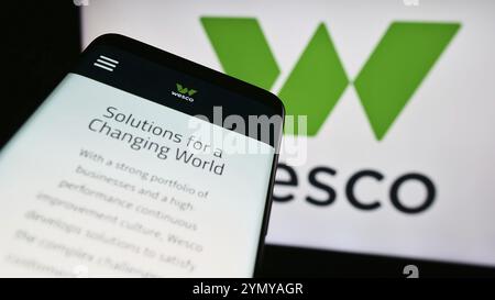 Stoccarda, Germania, 07-05-2024: Smartphone con sito web della società di elettronica statunitense WESCO International Inc. Davanti al logo aziendale. Concentrati sulla sinistra superiore Foto Stock