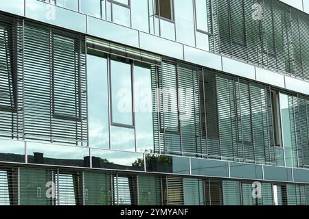 Edificio di uffici ultra-moderno realizzato in vetro verde e acciaio Foto Stock