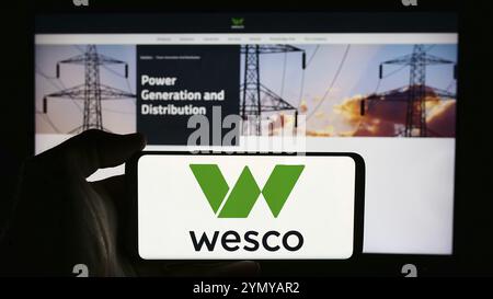Stoccarda, Germania, 07-05-2024: Persona che detiene il cellulare con il logo della società di elettronica statunitense WESCO International Inc. Di fronte alla pagina web aziendale. Fil Foto Stock