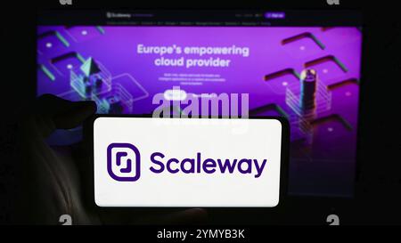 Stoccarda, Germania, 05-23-2024: Persona che detiene un cellulare con il logo della società francese di cloud computing Scaleway SAS davanti alla pagina web aziendale. Concentrati Foto Stock