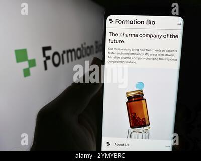 Stoccarda, Germania, 05-16-2024: Persona che detiene il cellulare con pagina web della società di biotecnologie statunitense Formation Bio Inc. Davanti al logo aziendale. Concentrati Foto Stock