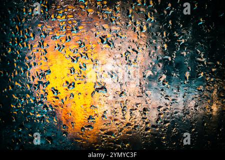 Primo piano astratto della condensa con riflessi di luce vibranti Foto Stock
