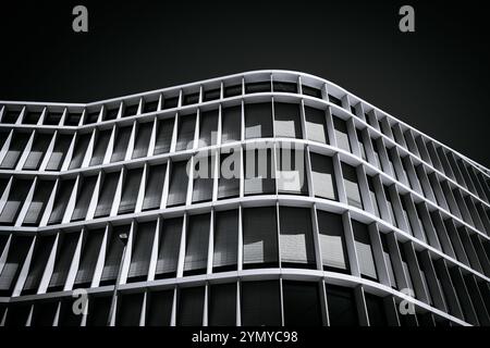 Prospettiva astratta della progettazione architettonica moderna con ripetizioni geometriche Foto Stock