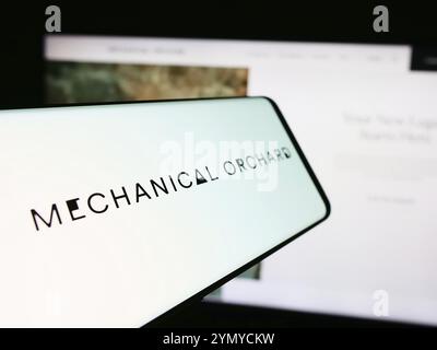 Stoccarda, Germania, 06-26-2024: Cellulare con logo della società americana di software ai Mechanical Orchard Inc. Davanti al sito web aziendale. Concentratevi sul cen Foto Stock