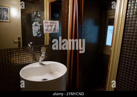 Un lussuoso bagno in un bar vicino a Plaza de Isabel II a Madrid, Spagna. Foto Stock