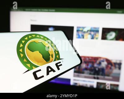 Stoccarda, Germania, 06-25-2024: Cellulare con logo dell'associazione Confederation Africaine de Football (CAF) davanti al sito web. Concentrati sul centro-sinistra Foto Stock