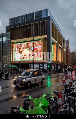 Outernet London Now sviluppo di edifici, West End, Londra. Include un locale per la musica da 2000 posti, una galleria, un hotel, negozi e appartamenti. Aperto nel 2022. Foto Stock