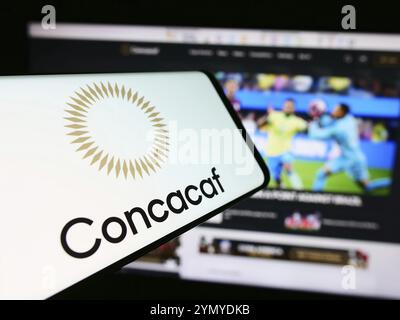 Stoccarda, Germania, 06-25-2024: Telefono cellulare con logo dell'associazione calcistica CONCACAF davanti al sito web. Concentratevi sul centro del display del telefono, Europa Foto Stock