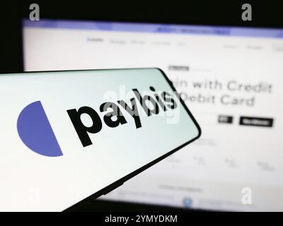 Stoccarda, Germania, 03-15-2024: Smartphone con logo della società polacca di criptovalute Paybis davanti al sito web aziendale. Concentrati sulla sinistra del telefono disp Foto Stock