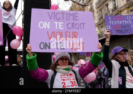 Les femmes sont descendues dans la rue à Paris pour demander Plus de Justice et de soutien aux femmes victime de Violences Foto Stock